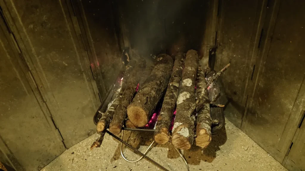 熾の上に敷き詰めた薪