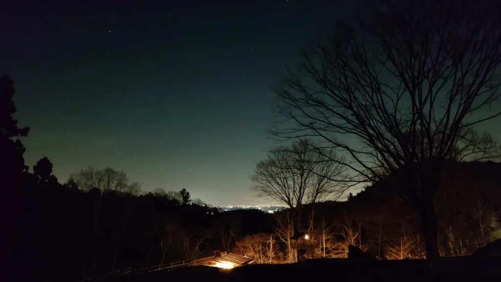 夜景: キャンプサイトから望む寄居町周辺の夜景と夜のキャンプ場風景