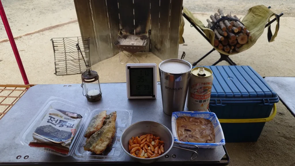 肴の塩辛と柿の種とサバの竜田揚げ、そしてビール