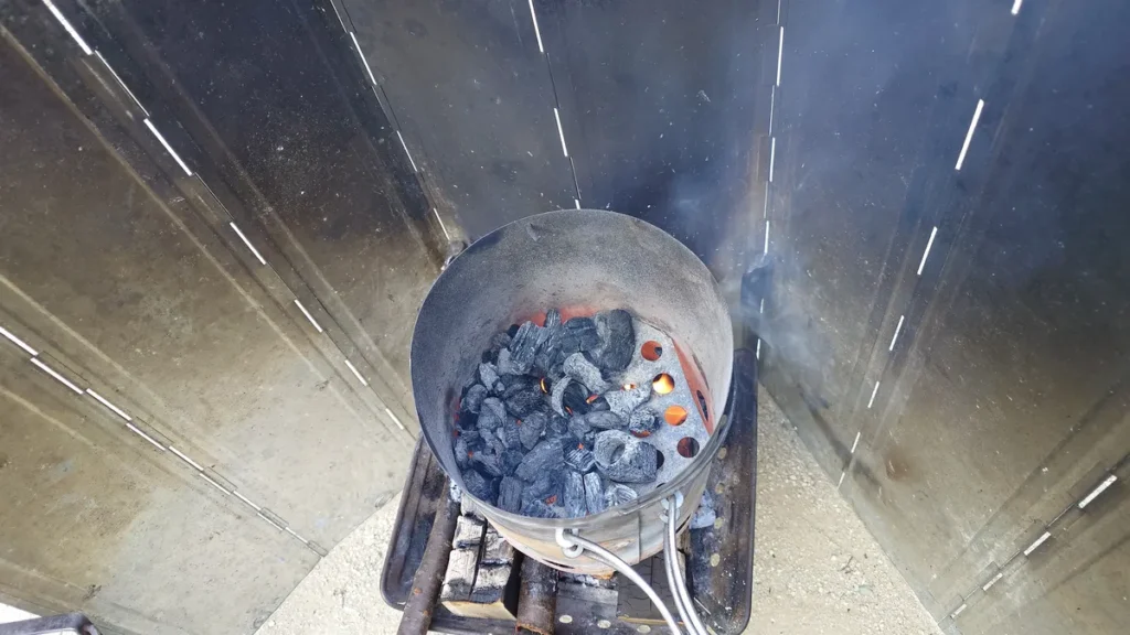 火起こし器の中の消し炭