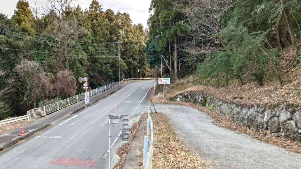 入口・受付: KAYANO camp groundの入口看板と管理棟へ続く坂道