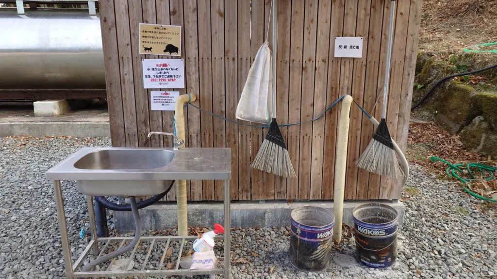 KAYANOcampground簡易炊事場と灰捨て場