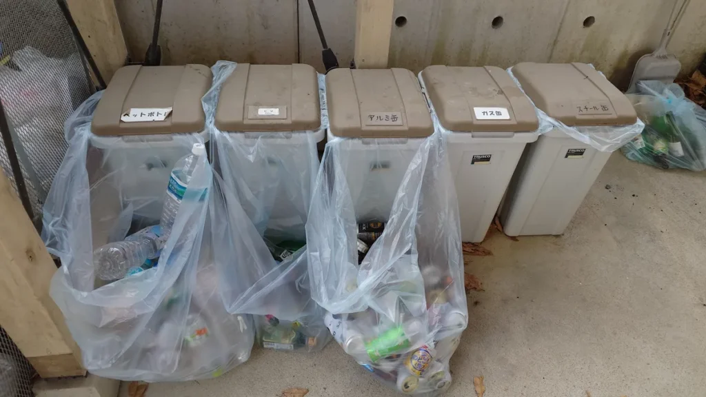 メインサニタリー: 湧水・温水が利用可能な清潔な炊事場とゴミステーション