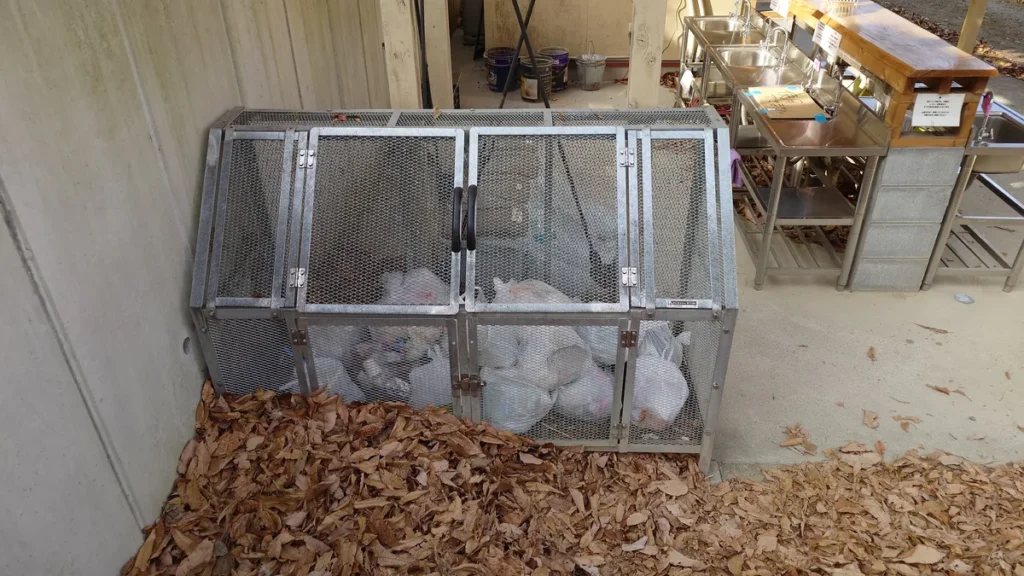 メインサニタリー: 湧水・温水が利用可能な清潔な炊事場とゴミステーション