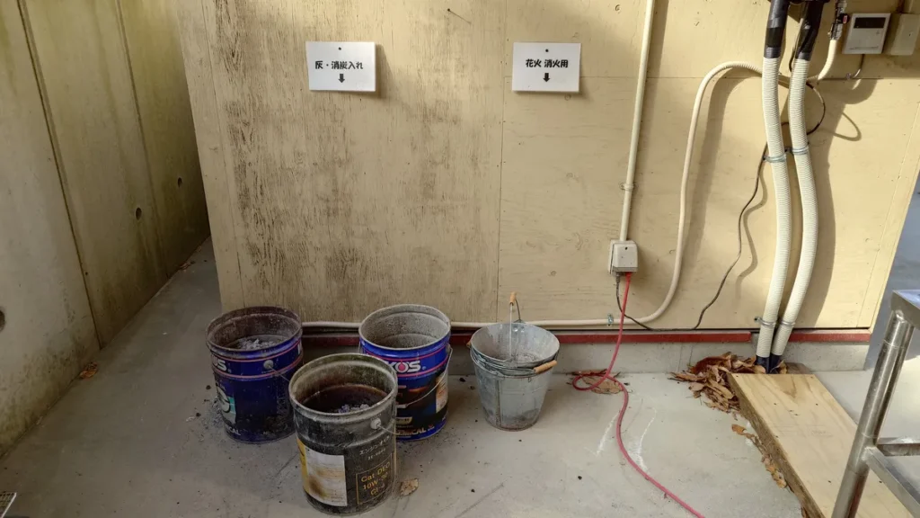 メインサニタリー: 湧水・温水が利用可能な清潔な炊事場とゴミステーション