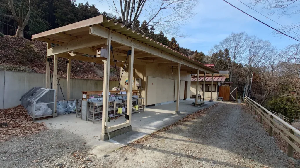 メインサニタリー: 湧水・温水が利用可能な清潔な炊事場とゴミステーション