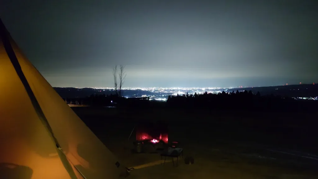 テントと焚火と夜景