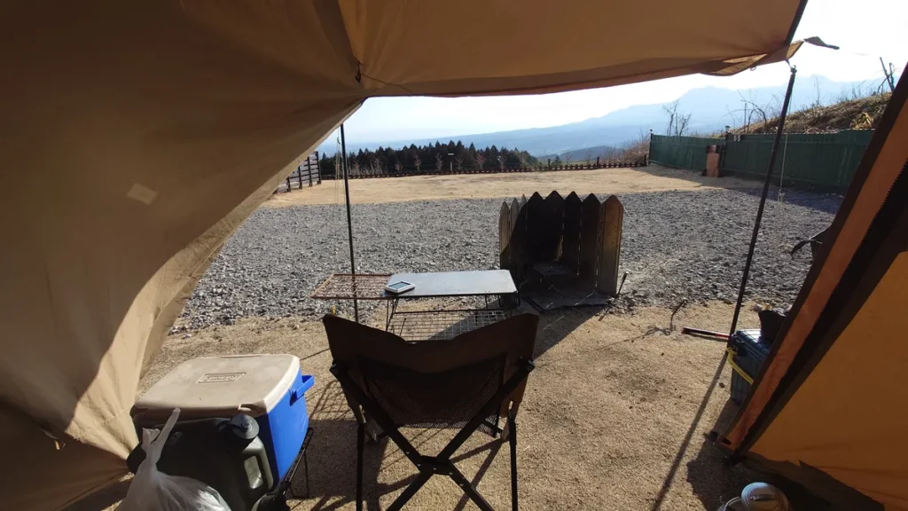 テント内から見たリビングエリア
