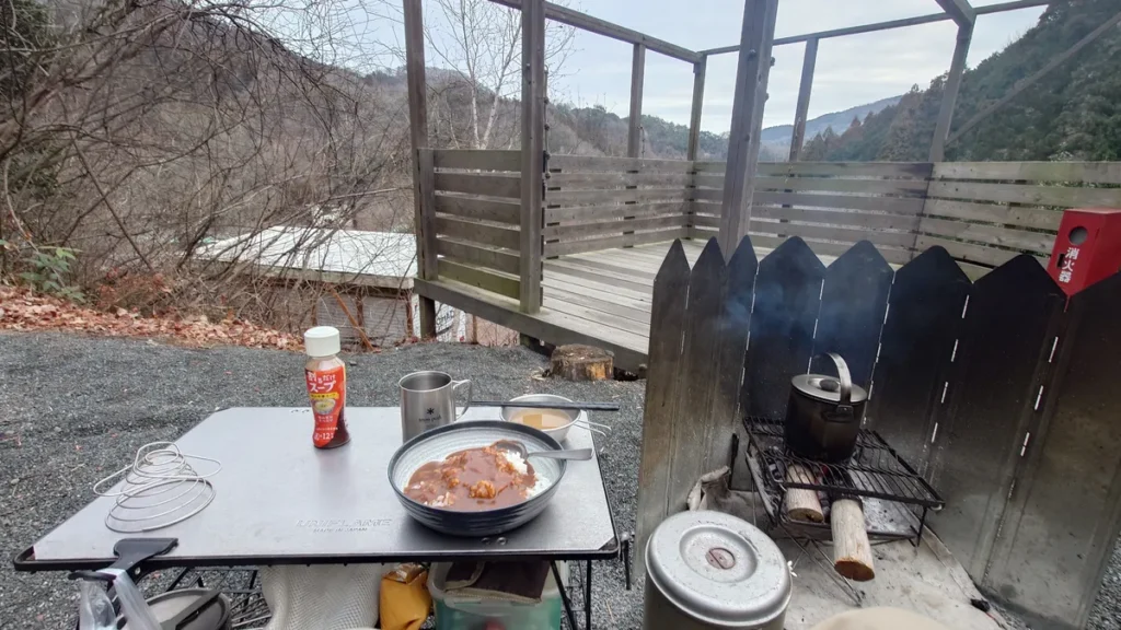 漫画ビレッジオートキャンプ場テントサイト朝食風景