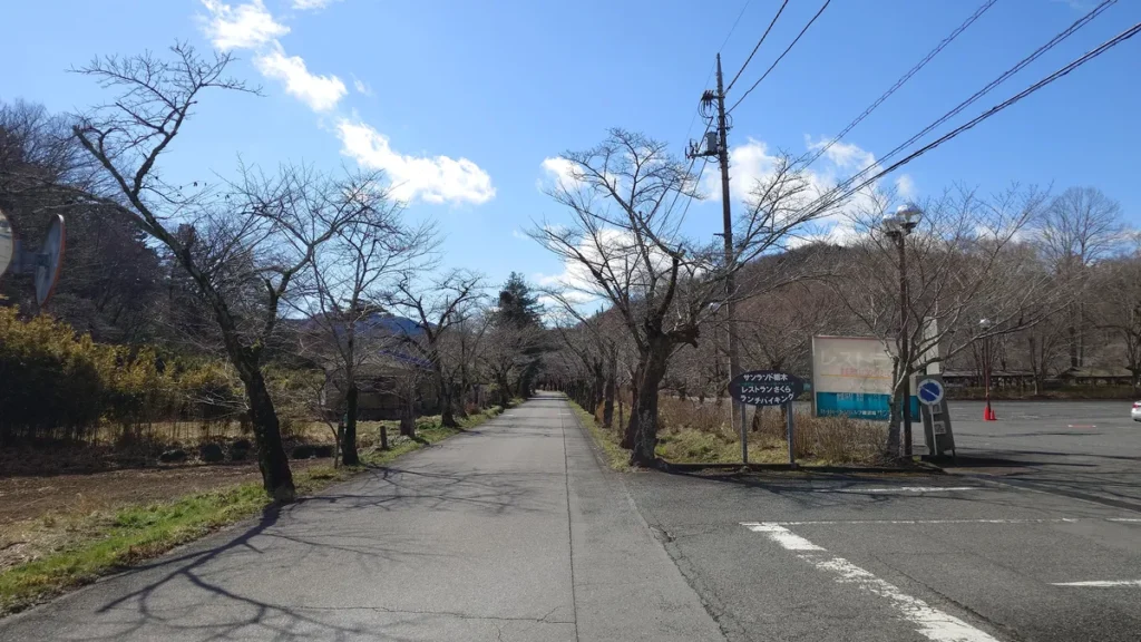 太平山へ向かう道からのサンランド入り口