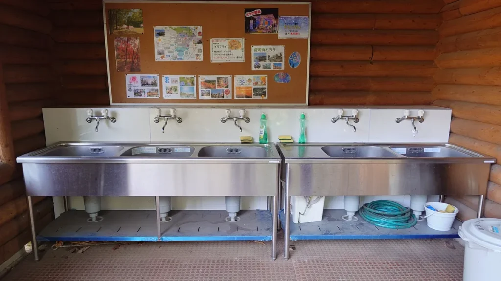 サンランド栃木オートキャンプ場ファミリーエリアの炊事場、流し台