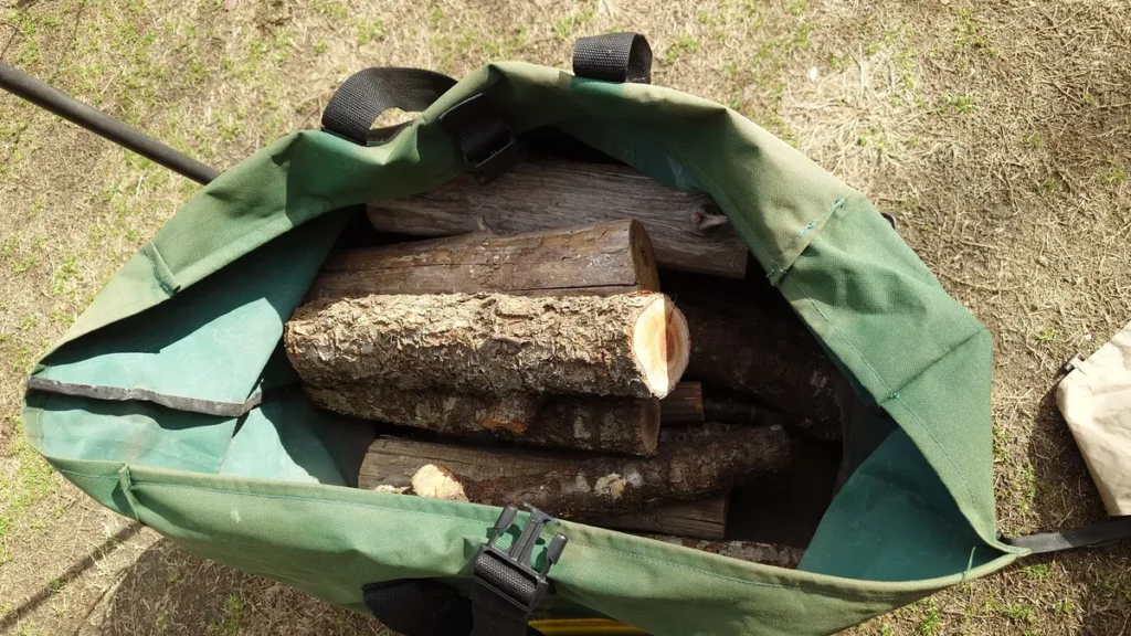 焚火用の薪の原木