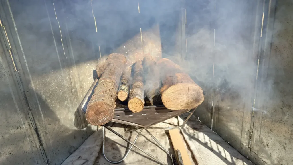 大きな丸太を突っ込んでくすぶっている焚火