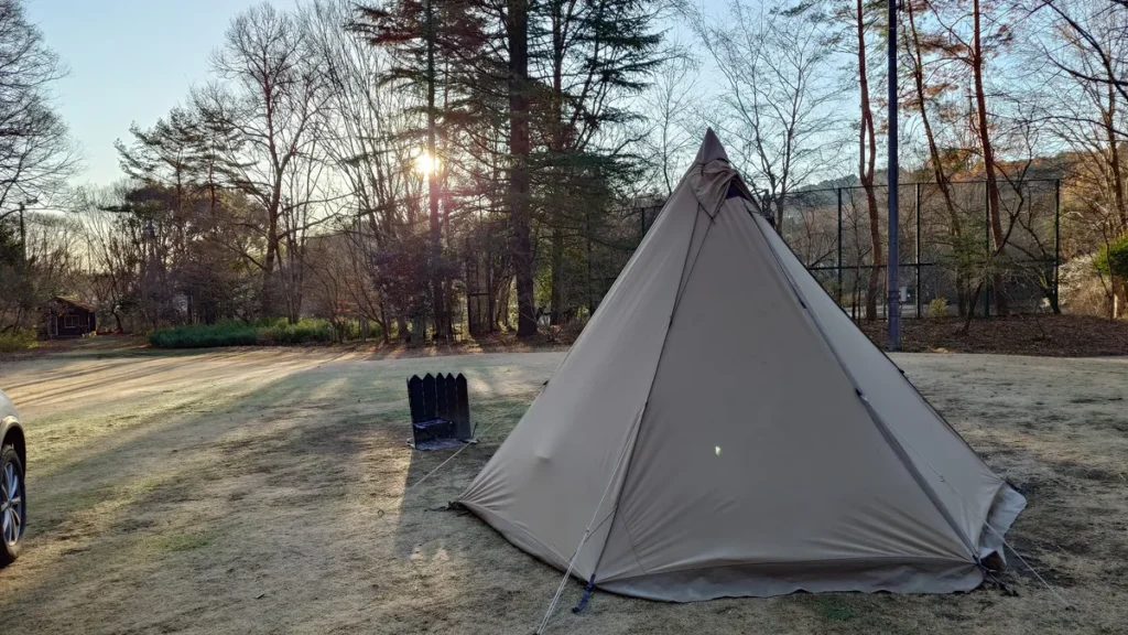 テント越しの朝日