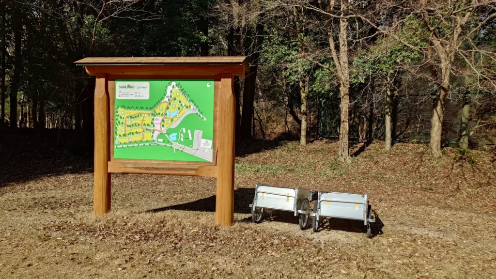 サンランド栃木オートキャンプ場エントランスエリアにある場内マップ＆リヤカー