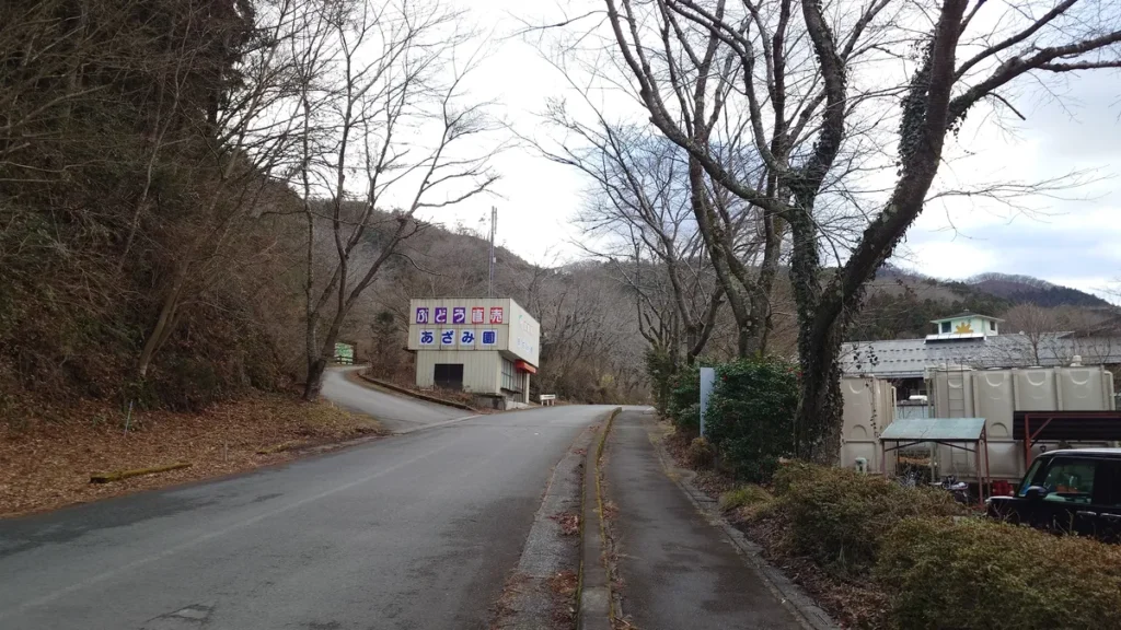 満願の湯から満願ビレッジトートキャンプ場への道