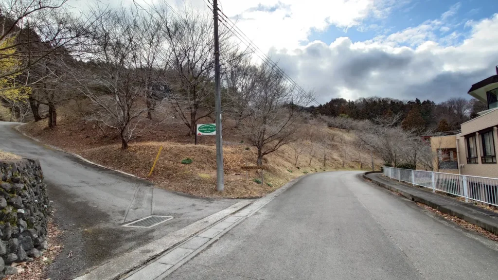 満願ビレッジオートキャンプ場直前の最終看板