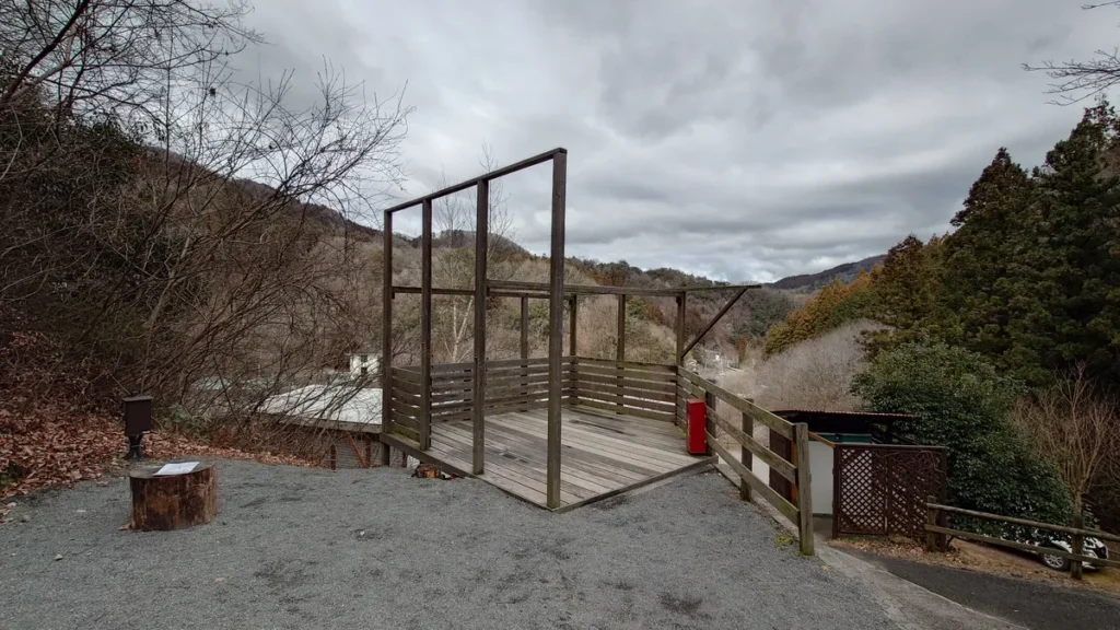 満願ビレッジオートキャンプ場テントサイトから見たウッドデッキを