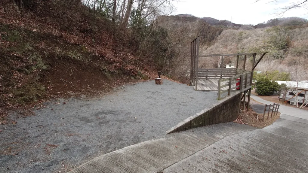 谷側にウッドデッキが備え付けられたテントサイト（最下段）の全景