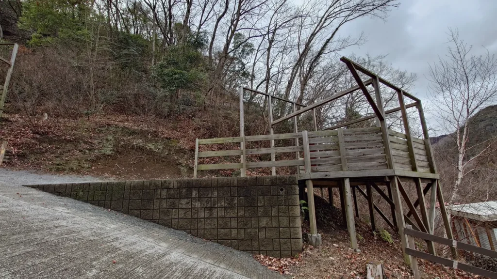 満願ビレッジオートキャンプ場テントサイト最下段のウッドデッキ