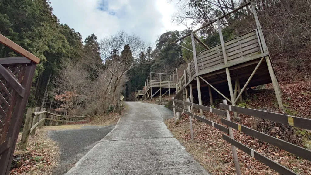 満願ビレッジオートキャンプ場、最上階のテントサイトの並び