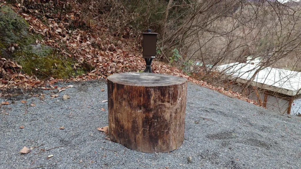 満願ビレッジオートキャンプ場テントサイトに置かれたテーブル兼薪割台