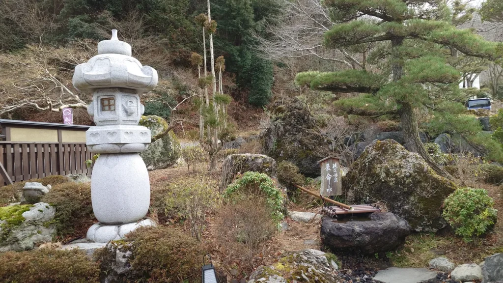 満願の湯入口の蹲