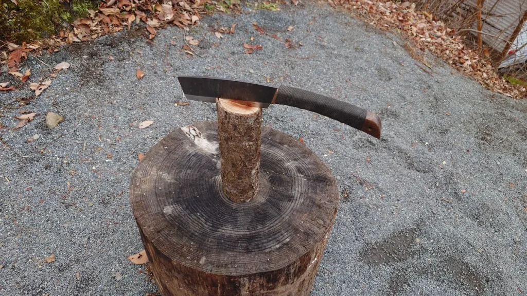 薪割台の上で割ろうとしてあきらめた原木薪