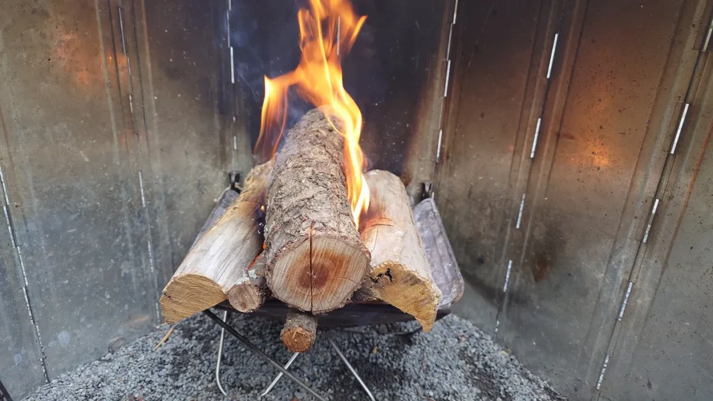 大きな薪を投入した焚火