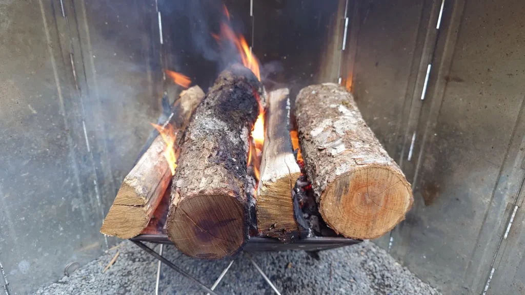 大きな薪を2本投入した焚火