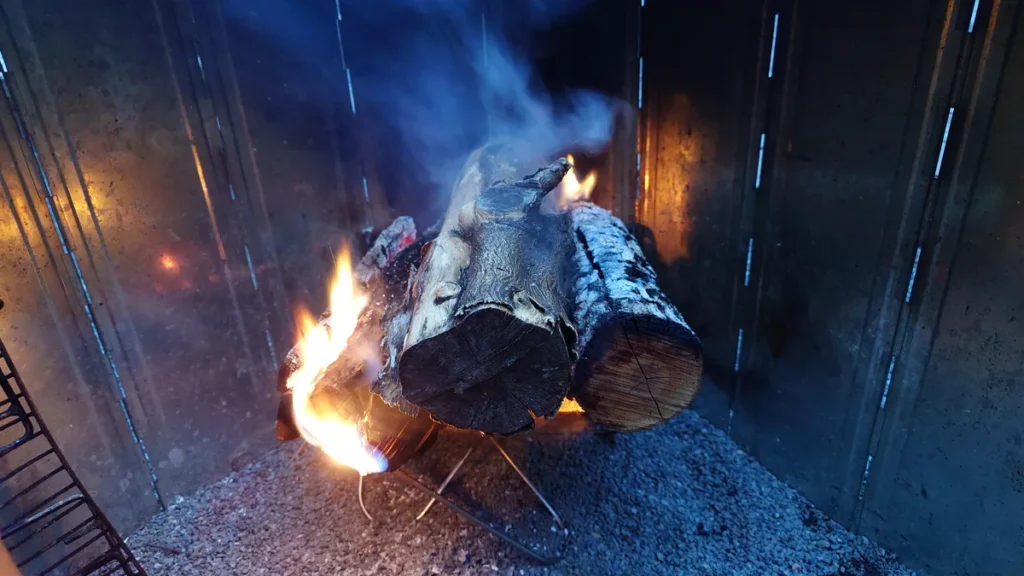 焚火台より多き薪を投入