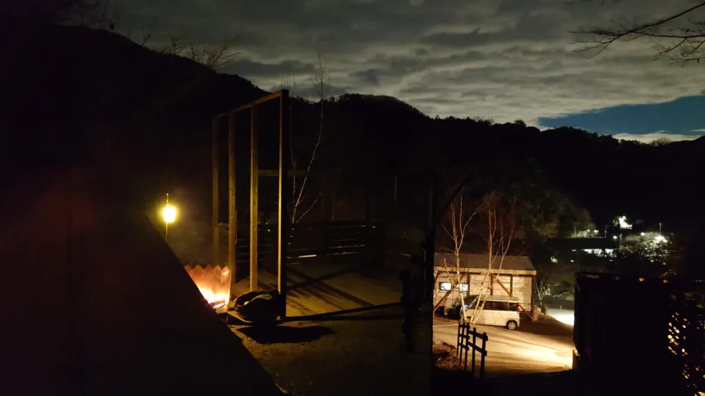 満願ビレッジオートキャンプ場テントサイトから見た夜のキャンプ場