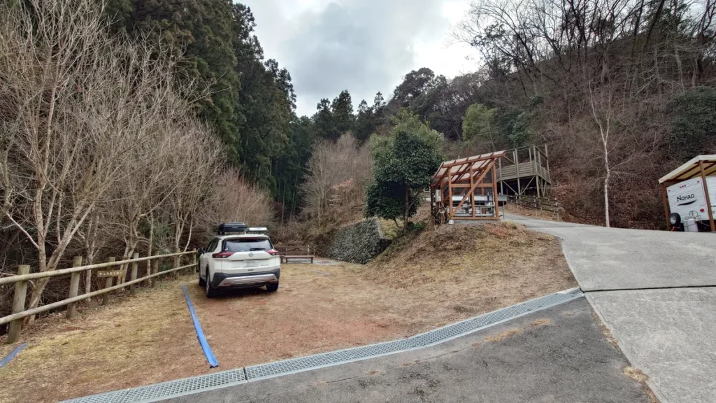 満願ビレッジオートキャンプ場テントサイト用の駐車場下段