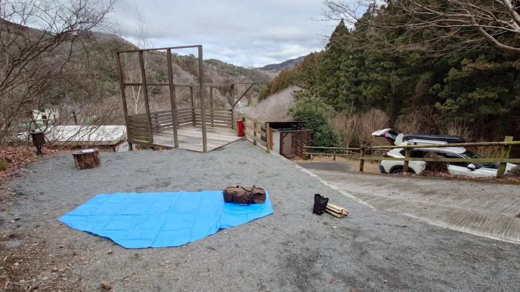 満願ビレッジオートキャンプ場テントサイトに設営する様子