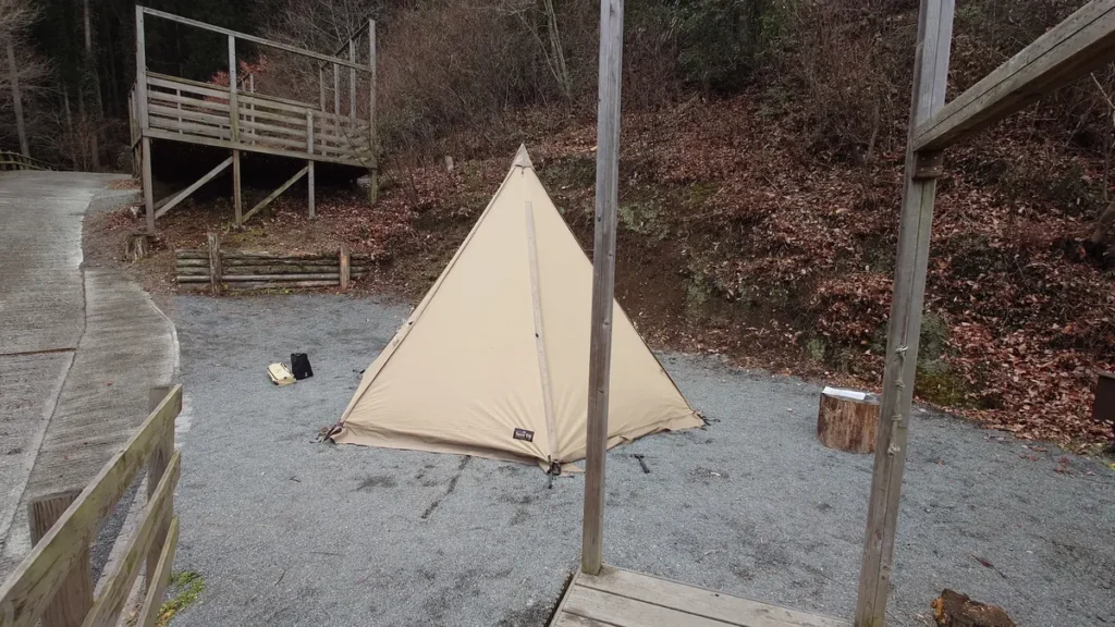 満願ビレッジオートキャンプ場テントサイトに設営されたワンポールテント