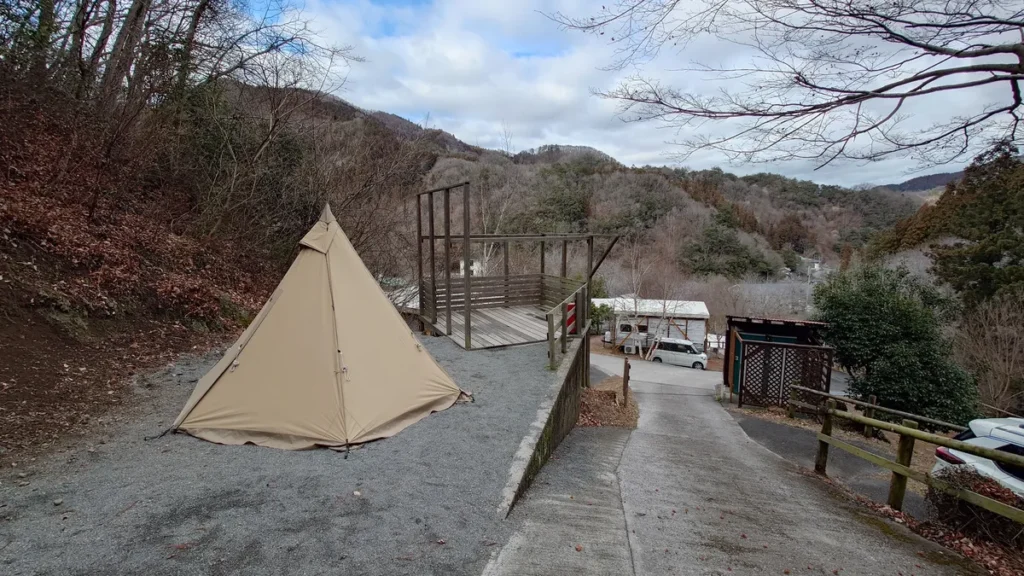 満願ビレッジオートキャンプ場テントサイトに設営したワンポールテントと見下ろした風景