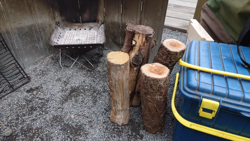 焚火用に用意した少し太めの原木薪