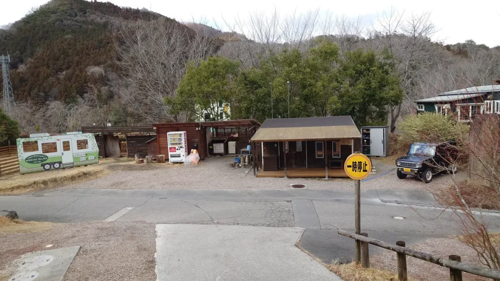 満願ビレッジオートキャンプ場管理棟周辺