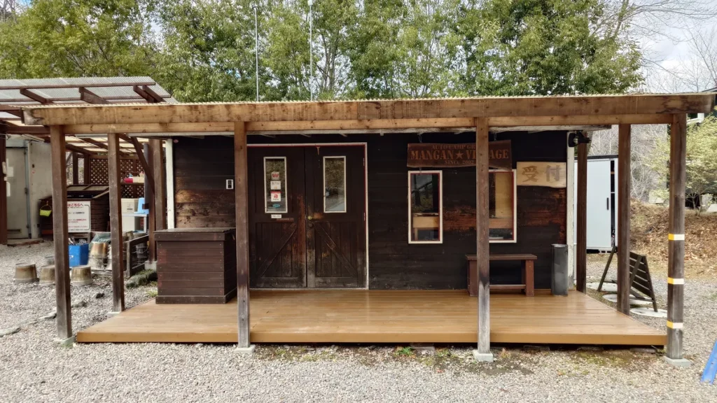 ウッド調でおしゃれな満願ビレッジオートキャンプ場の管理棟（受付）外観