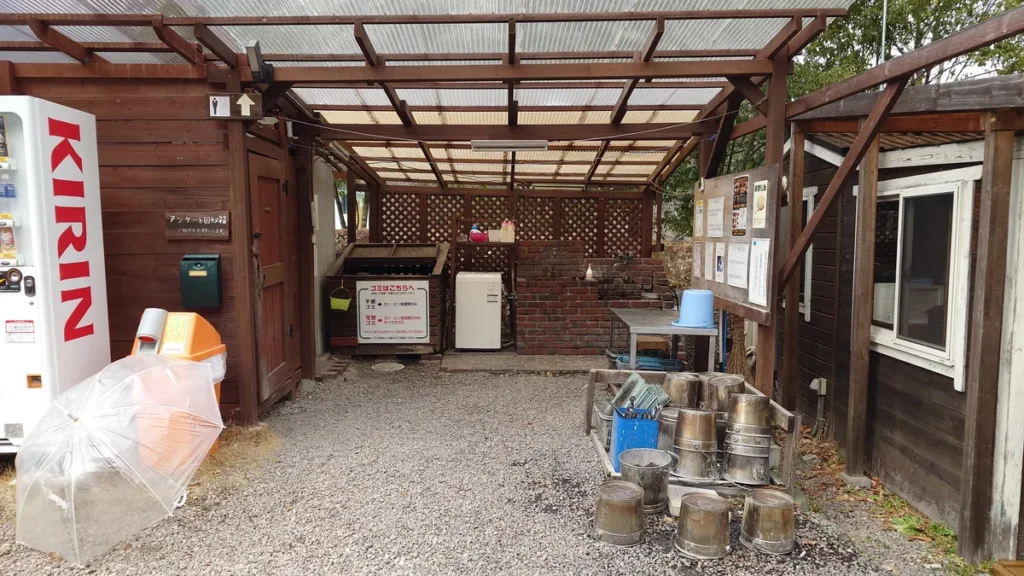 満願ビレッジオートキャンプ場管理棟周辺の施設、水場、ゴミステーション、灰捨て場