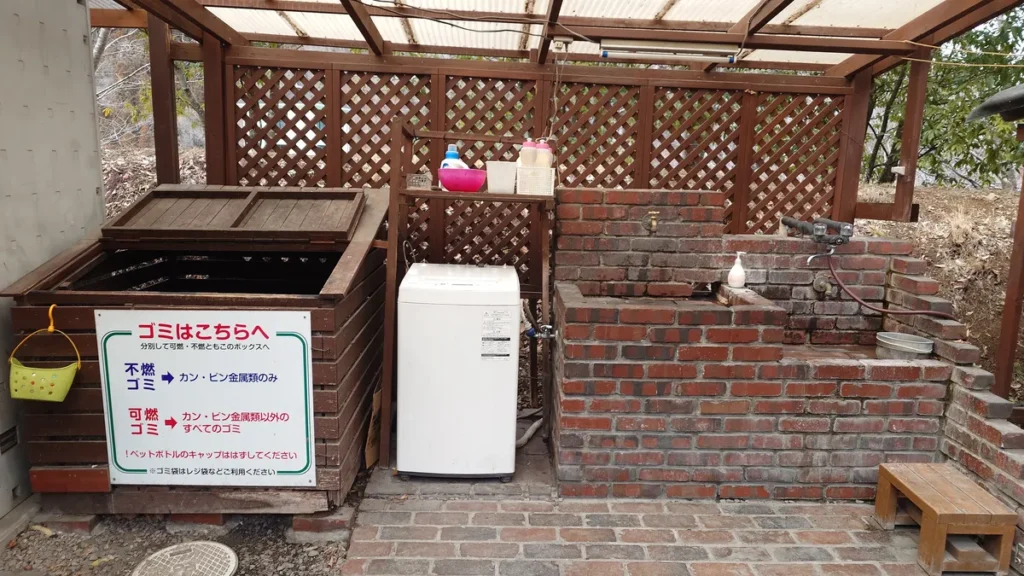 満願ビレッジオートキャンプ場管理棟わきのごみステーションと水場