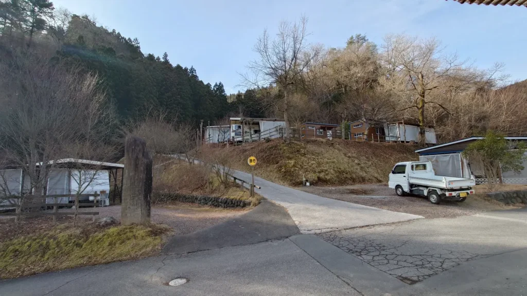 満願ビレッジオートキャンプ場、管理棟付近からの様子