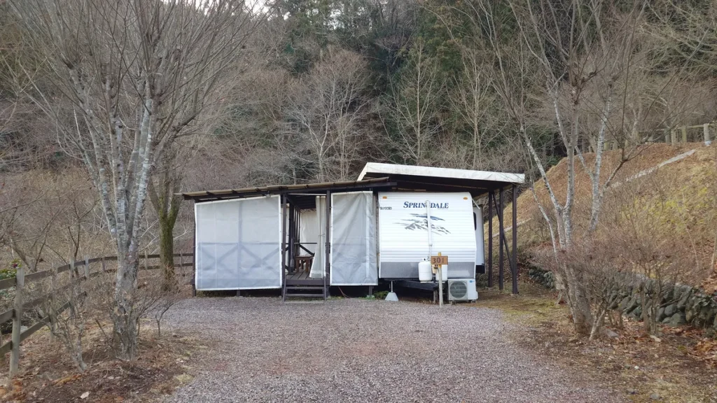 満願ビレッジオートキャンプ場、管理棟付近のアメリカントレーラーハウス