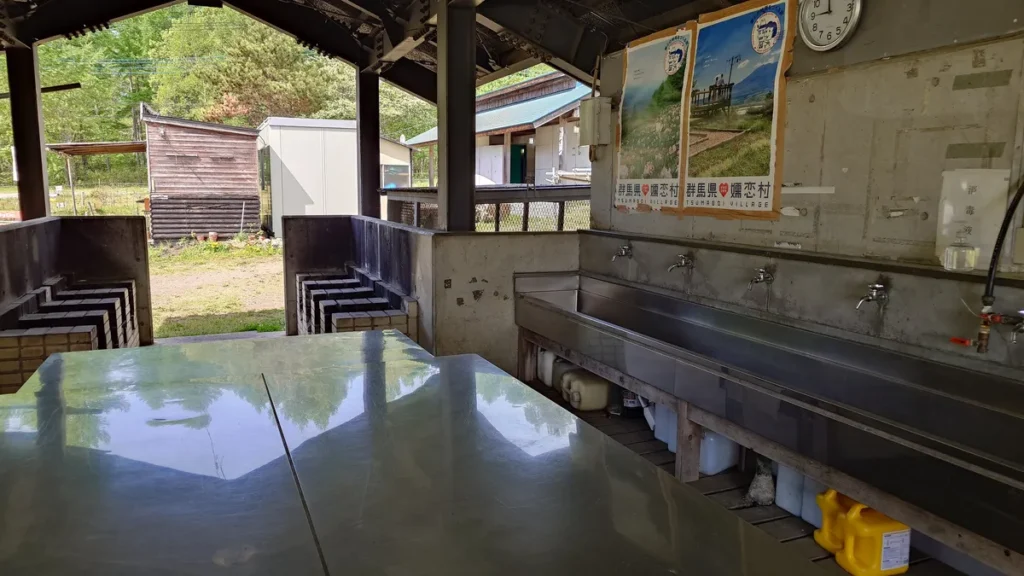 バラギ高原キャンプ場炊事場作業テーブル