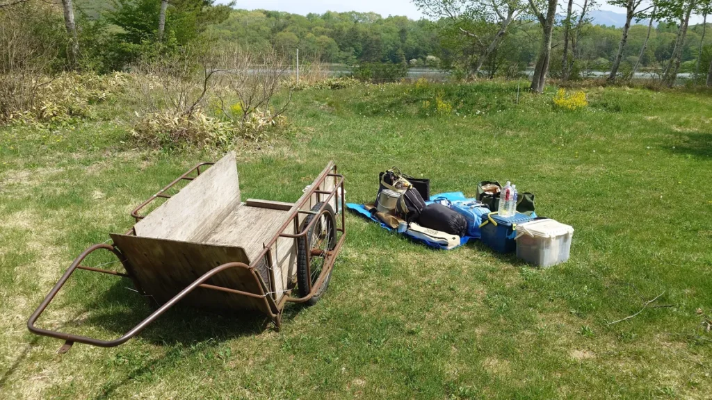 リヤカーから降ろした荷物