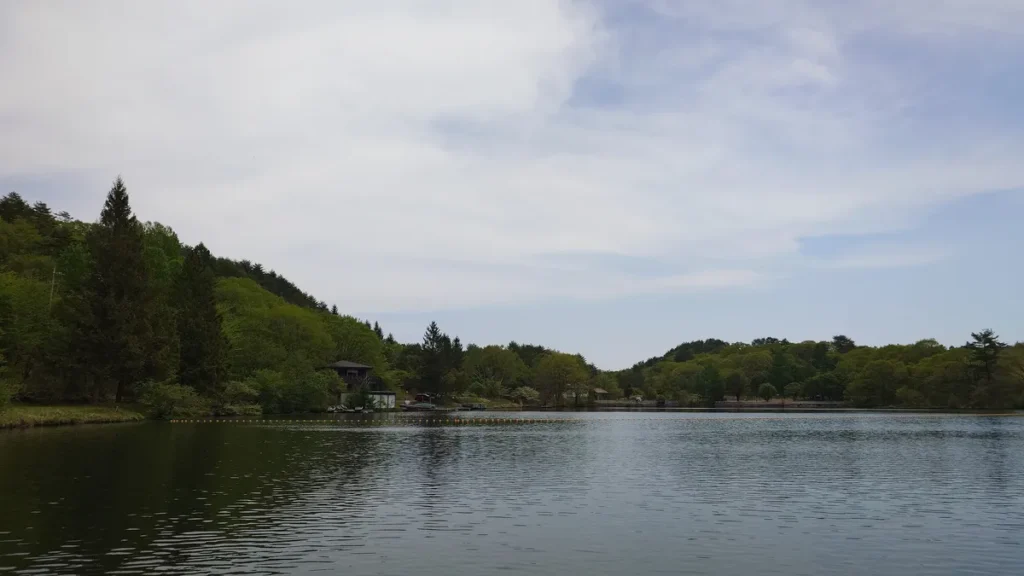 バラギ湖桟橋から管理棟方面