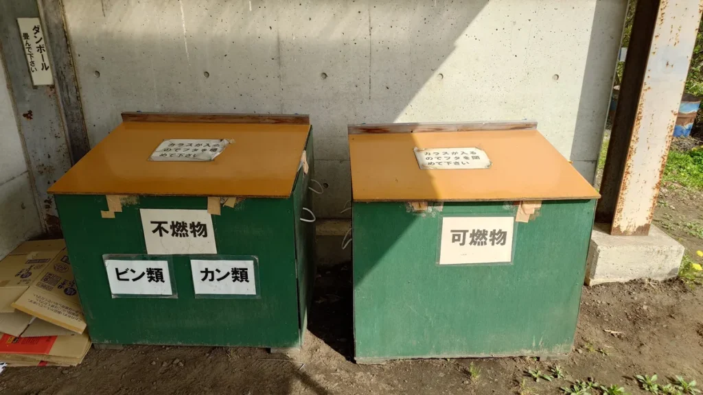 バラギ高原キャンプ場ごみ捨て場不燃物と可燃物