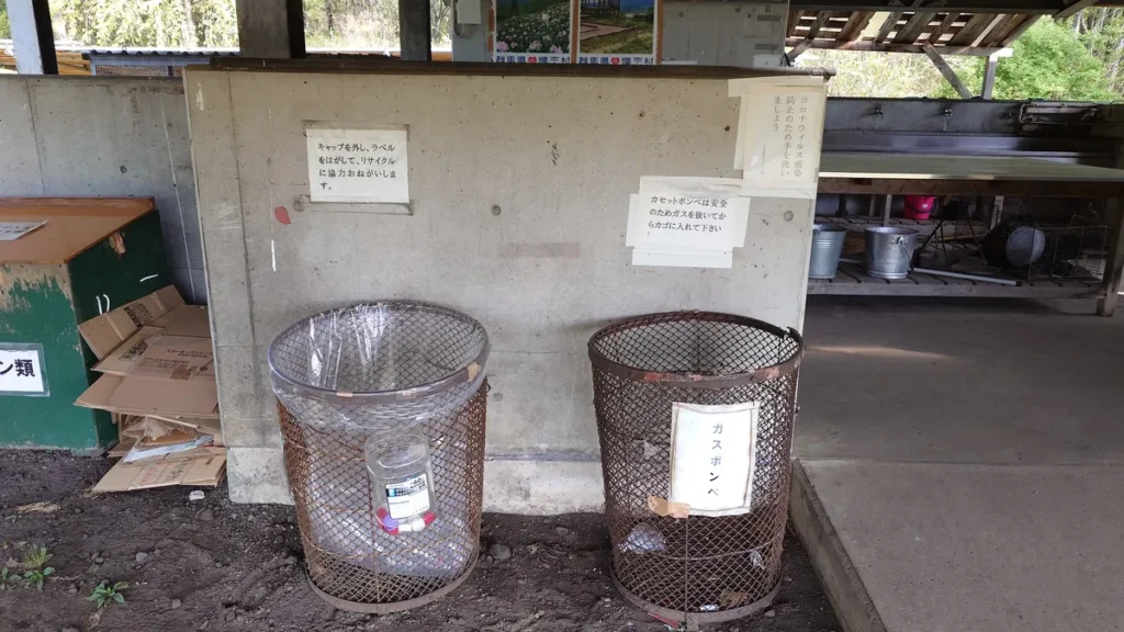 バラギ高原キャンプ場ペットボトルとガスボンベ