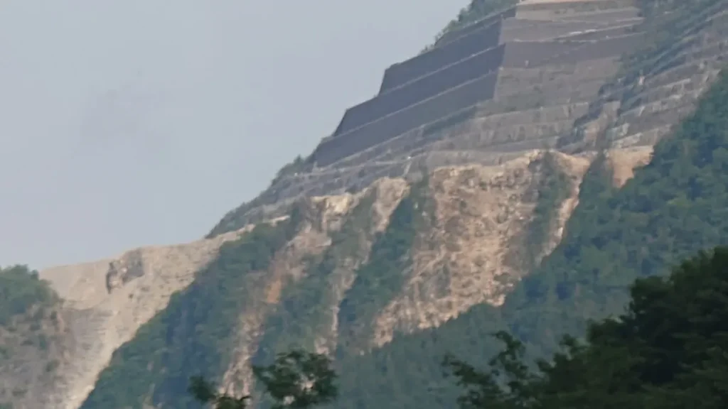 武甲山の山肌アップ