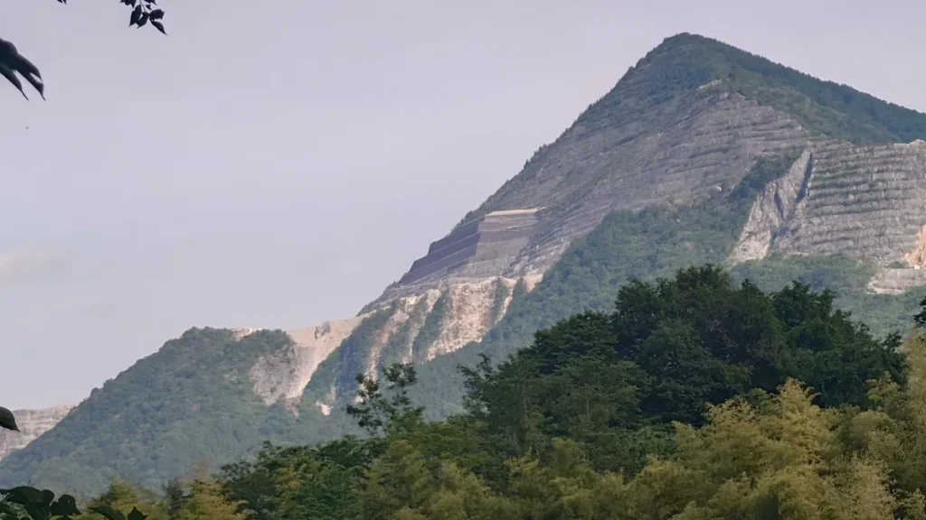武甲山の山肌